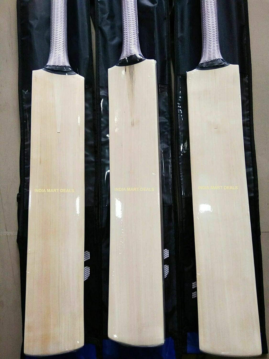 Plain Kashmiri Willow Cricket Bat with Cover and Toe Guard Z12509