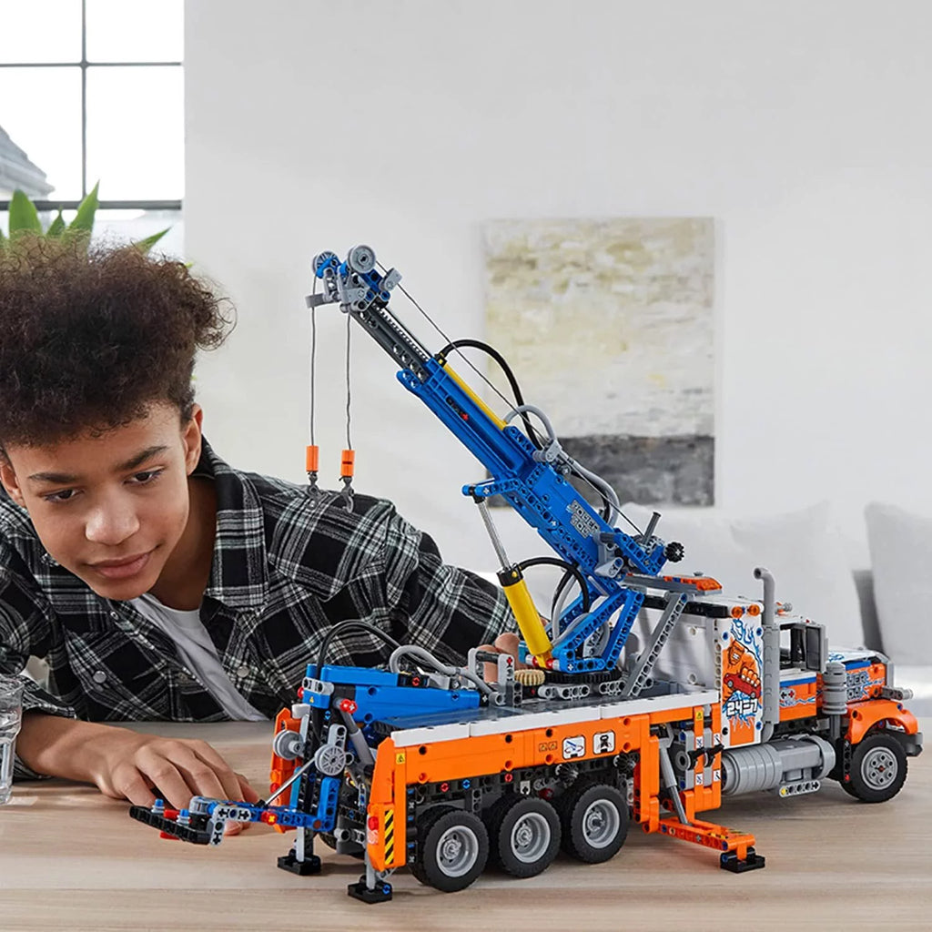 Heavy-Duty Tow Truck with Crane L97177